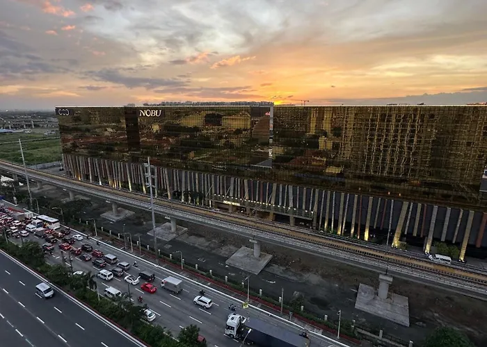 Hotel Spacious 2br Family With View Near Airport, Of Dreams, Solaire, Parqal, Ayala Malls, And Moa Manila