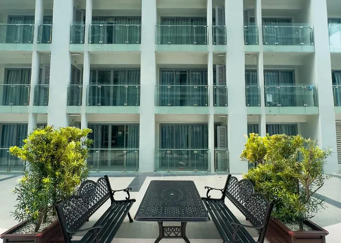 Spacious 2br Family With View Near Airport, Of Dreams, Solaire, Parqal, Ayala Malls, And Moa